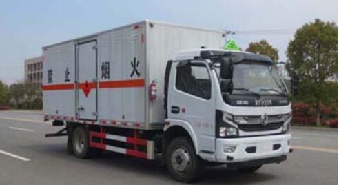东风（D7）6-7吨易燃液体厢式运输车